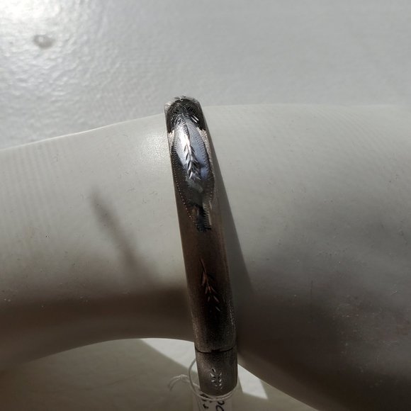 14K  white  gold  bangle beautiful bracelet - Picture 6 of 10
